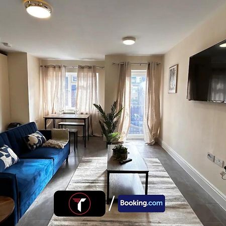 Stylish 2 Bedroom Flat By Tara Stays Short Lets & Serviced Accommodation Watford With Free Parking & Nearby Warner Studios Екстериор снимка