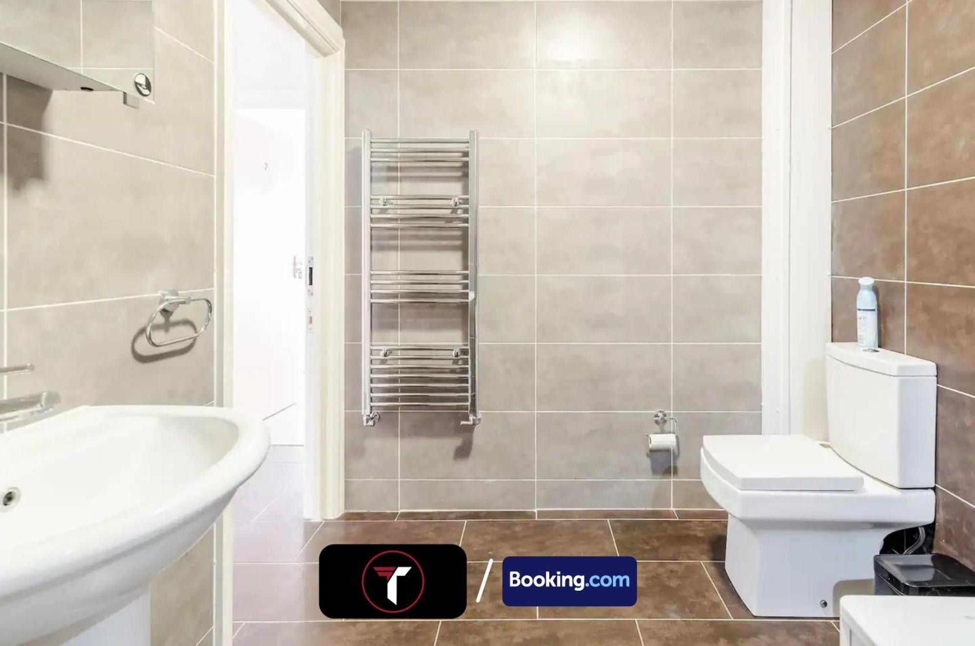 Stylish 2 Bedroom Flat By Tara Stays Short Lets & Serviced Accommodation Watford With Free Parking & Nearby Warner Studios Екстериор снимка