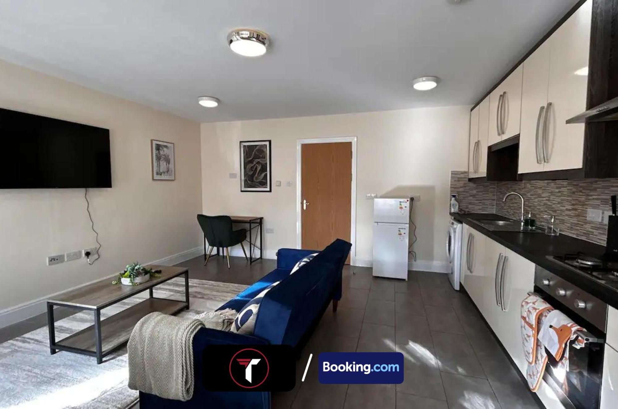Stylish 2 Bedroom Flat By Tara Stays Short Lets & Serviced Accommodation Watford With Free Parking & Nearby Warner Studios Екстериор снимка