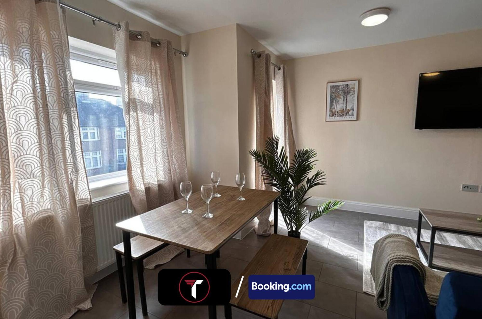 Stylish 2 Bedroom Flat By Tara Stays Short Lets & Serviced Accommodation Watford With Free Parking & Nearby Warner Studios Екстериор снимка