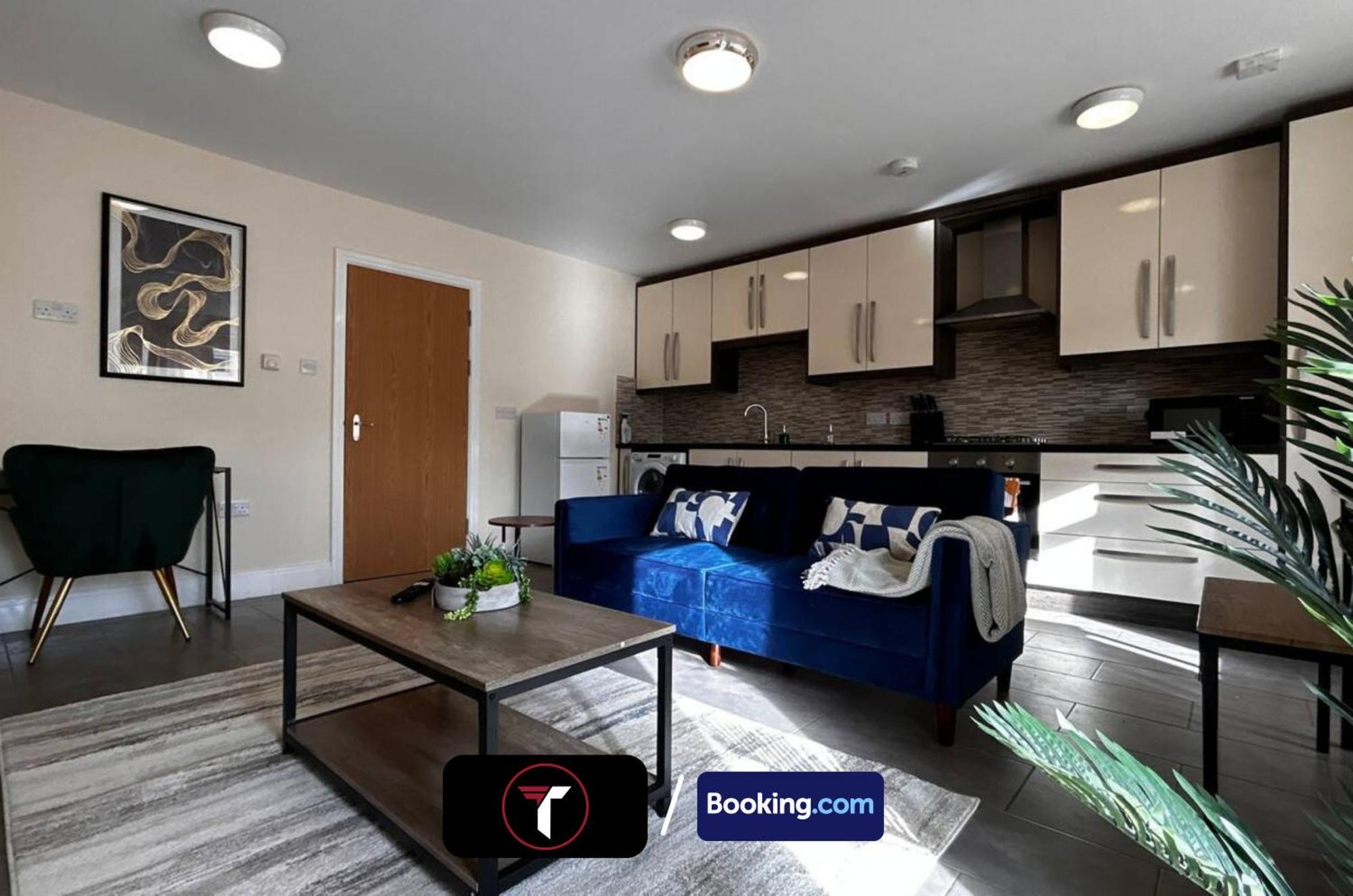 Stylish 2 Bedroom Flat By Tara Stays Short Lets & Serviced Accommodation Watford With Free Parking & Nearby Warner Studios Екстериор снимка